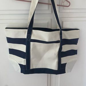 Sturdy beach bag with zipper